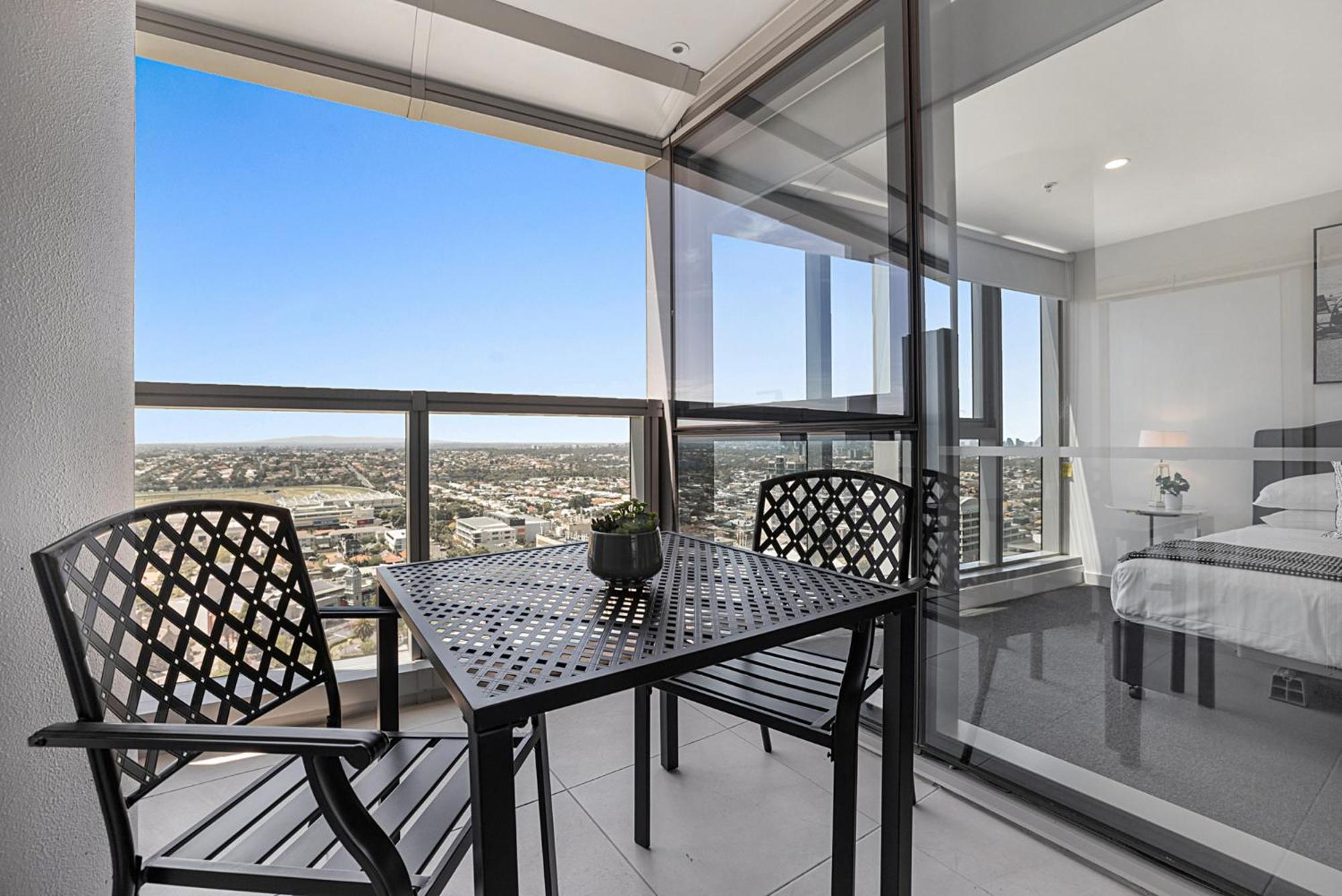 Chic 1-bed With Parking, Gym, Pool & Views Apartment