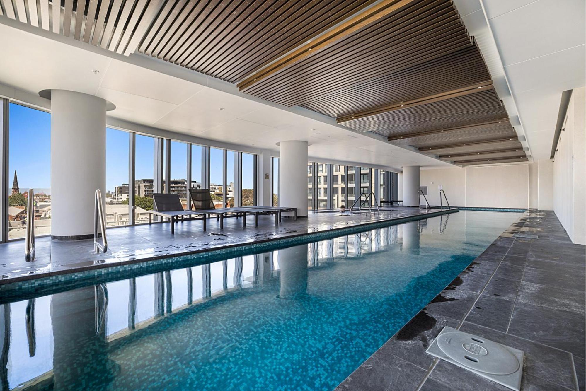 Chic 1-bed With Parking, Gym, Pool & Views Apartment Melbourne