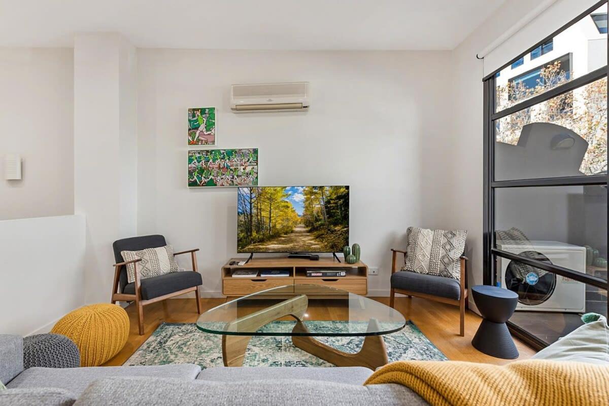 Apartment Beautiful 2-storey Unit With Balcony Near Smith St Melbourne