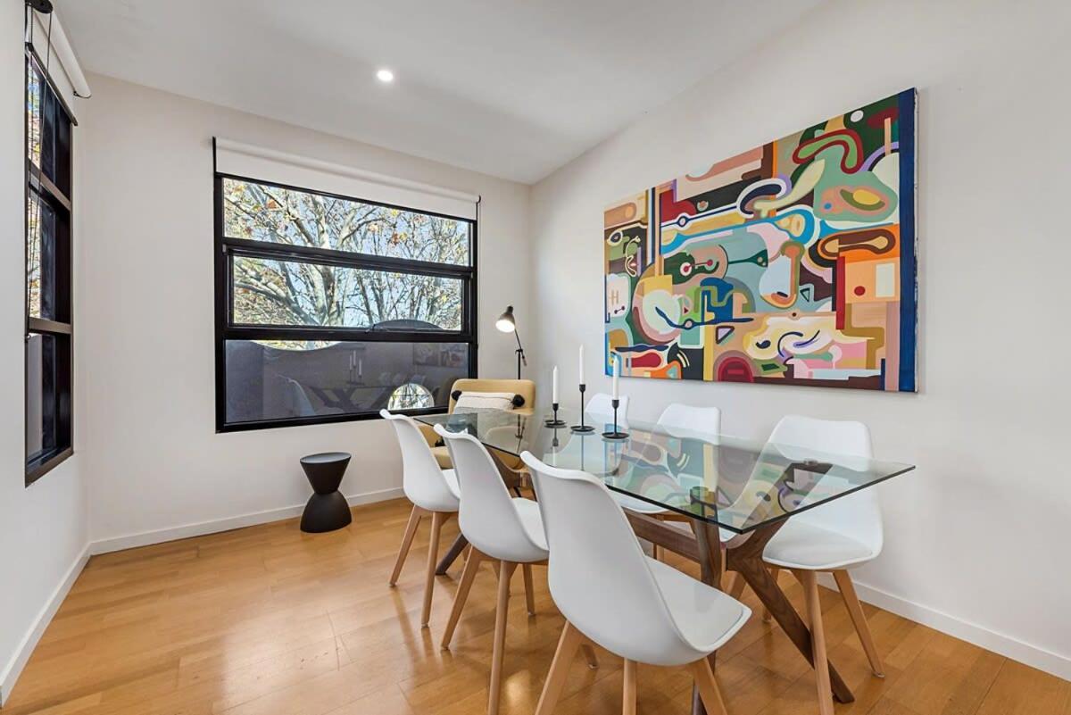 Beautiful 2-storey Unit With Balcony Near Smith St *