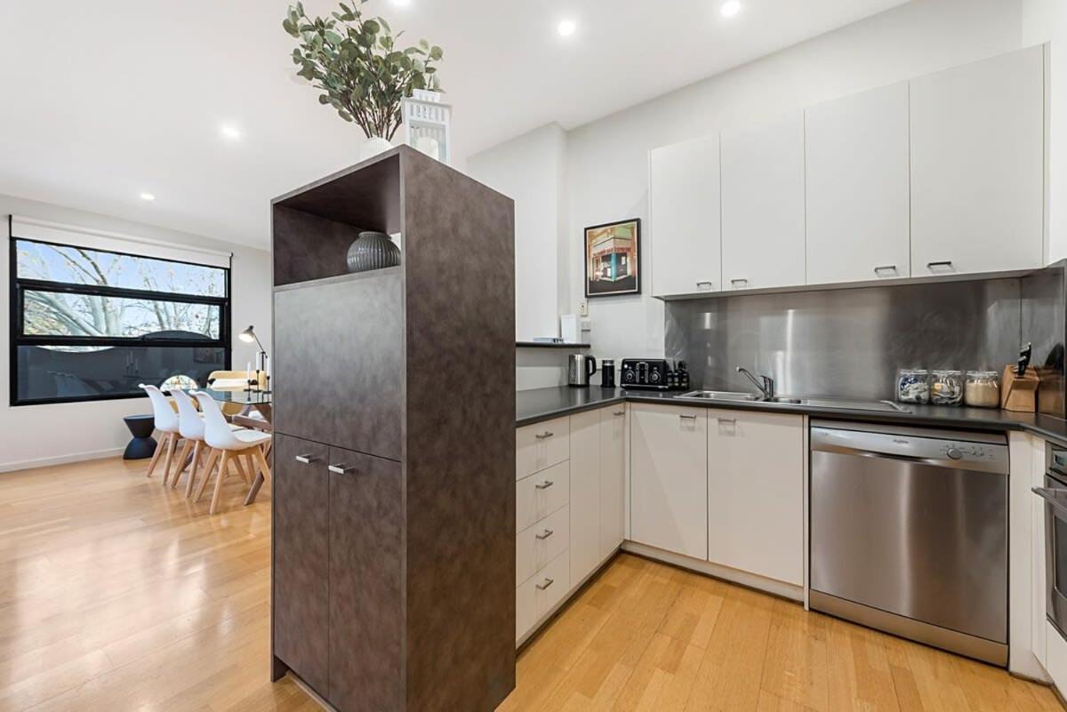 Beautiful 2-storey Unit With Balcony Near Smith St Melbourne