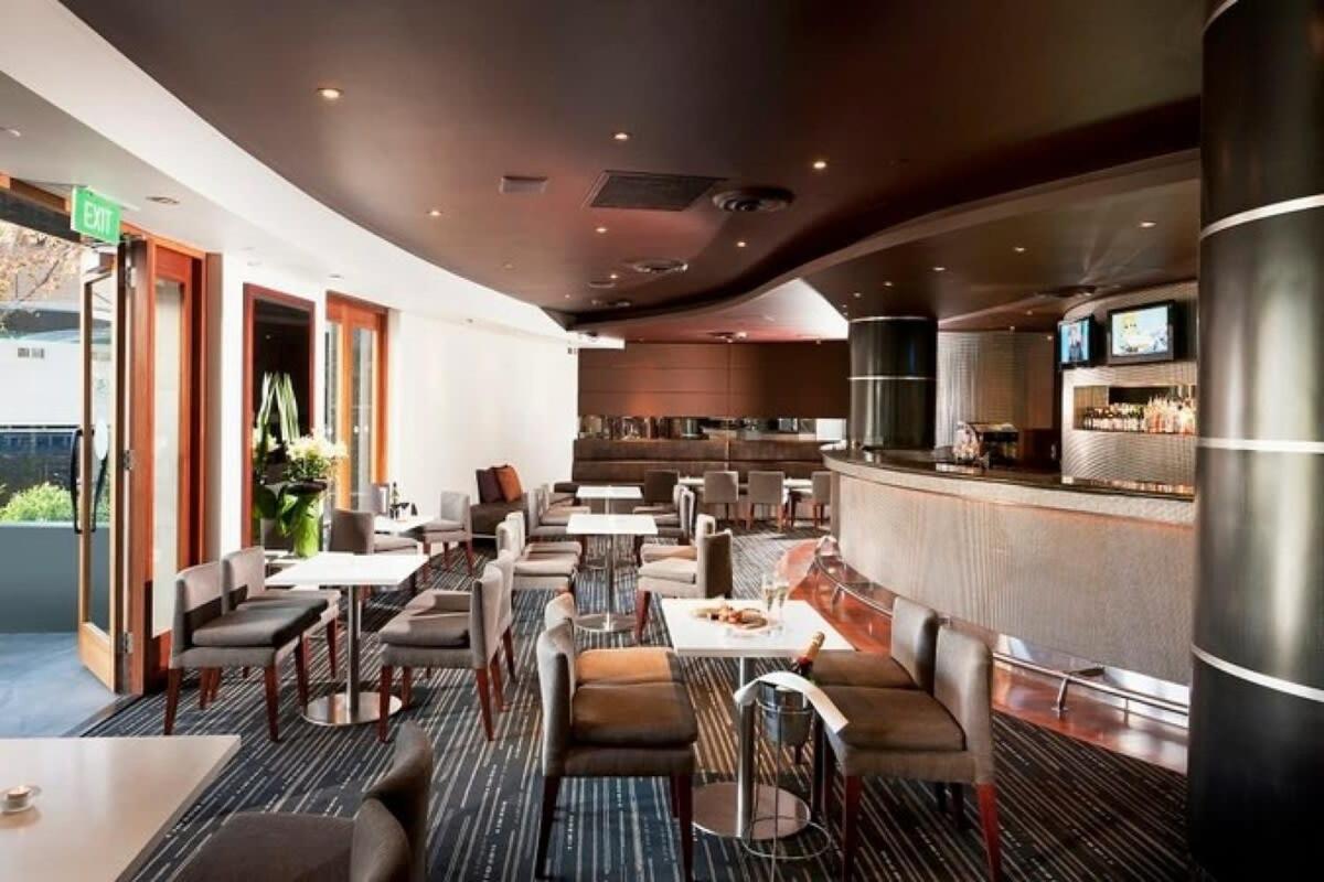 Quay West In Southbank With Pool And Gym Apartment *