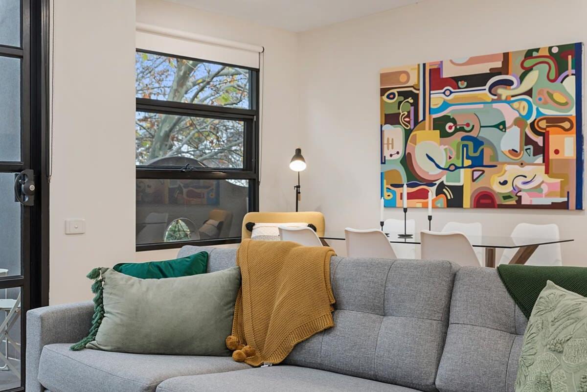 Apartment Beautiful 2-storey Unit With Balcony Near Smith St Melbourne