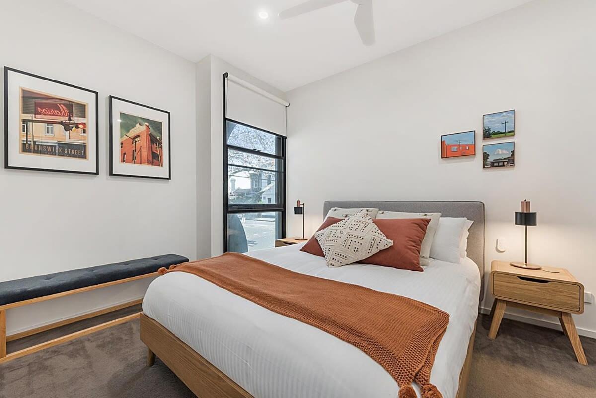 Beautiful 2-storey Unit With Balcony Near Smith St Melbourne