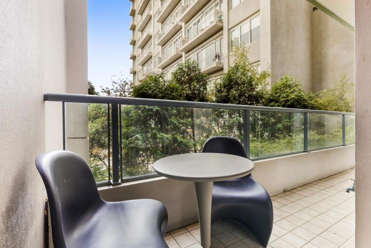 Quay West In Southbank With Pool And Gym Apartment