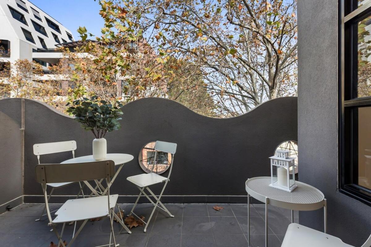 Apartment Beautiful 2-storey Unit With Balcony Near Smith St *