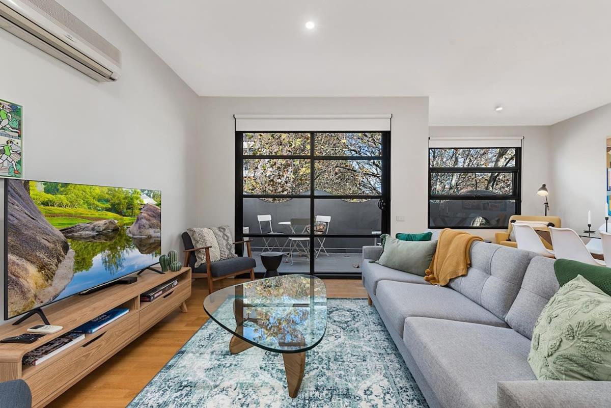 Apartment Beautiful 2-storey Unit With Balcony Near Smith St Melbourne