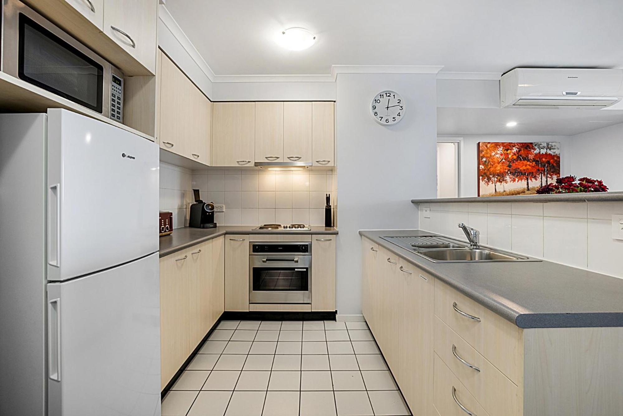 Family Unit With Balcony, Free Trams To Cbd Sights Apartment Melbourne