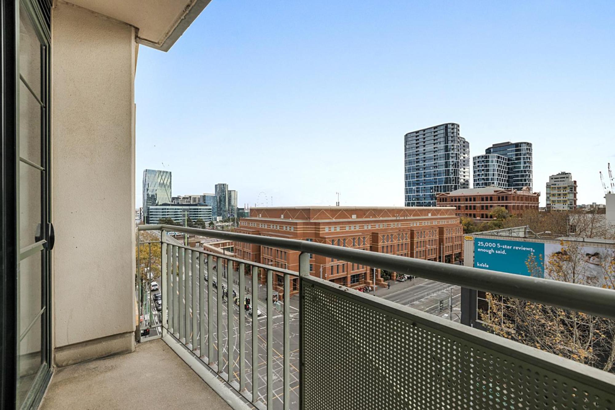 Apartment Family Unit With Balcony, Free Trams To Cbd Sights Melbourne