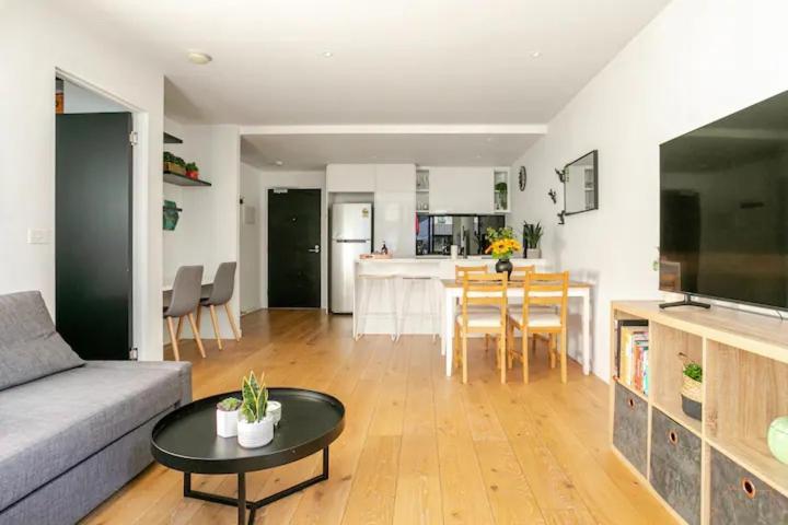 Modern 1bd ; Pool, Gym, Secure Underground Carpark Apartment Melbourne