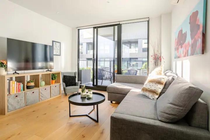 Modern 1bd ; Pool, Gym, Secure Underground Carpark Apartment *