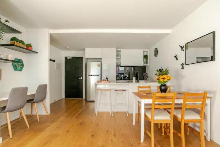 Modern 1bd ; Pool, Gym, Secure Underground Carpark Apartment *
