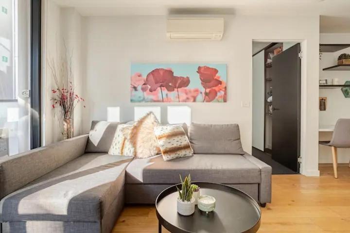 Modern 1bd ; Pool, Gym, Secure Underground Carpark Melbourne