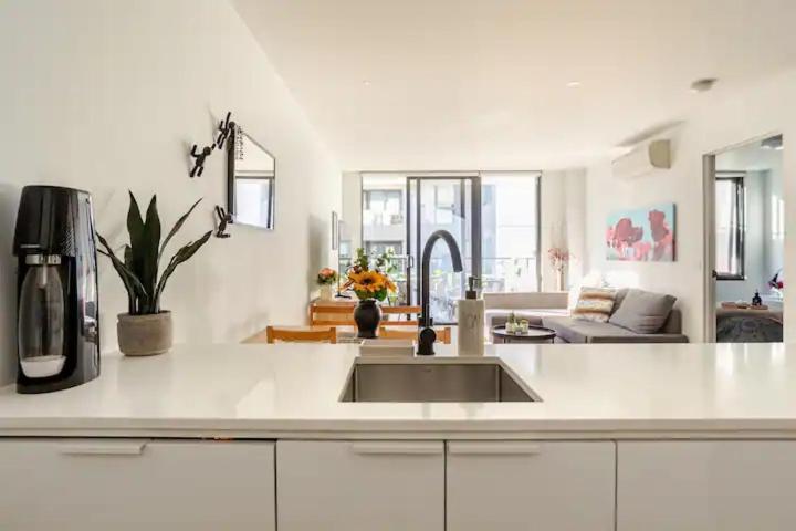 Modern 1bd ; Pool, Gym, Secure Underground Carpark Apartment