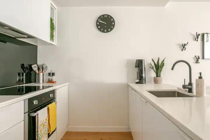 Apartment Modern 1bd ; Pool, Gym, Secure Underground Carpark *