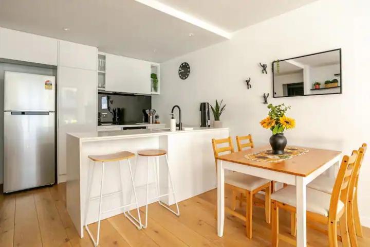 Apartment Modern 1bd ; Pool, Gym, Secure Underground Carpark *