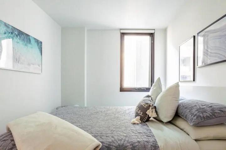 Apartment Modern 1bd ; Pool, Gym, Secure Underground Carpark