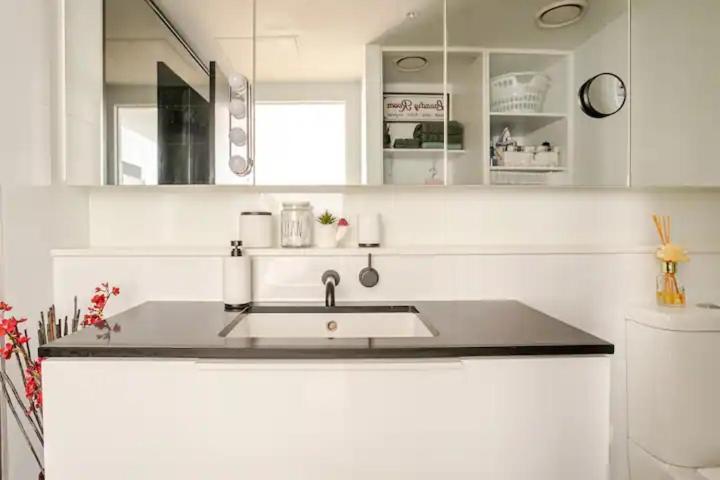 Apartment Modern 1bd ; Pool, Gym, Secure Underground Carpark Melbourne