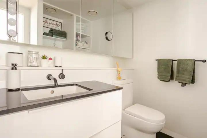 Apartment Modern 1bd ; Pool, Gym, Secure Underground Carpark Melbourne