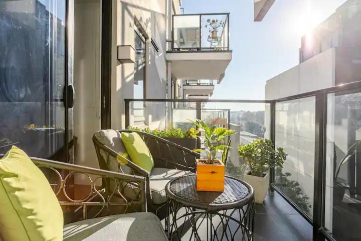Apartment Modern 1bd ; Pool, Gym, Secure Underground Carpark