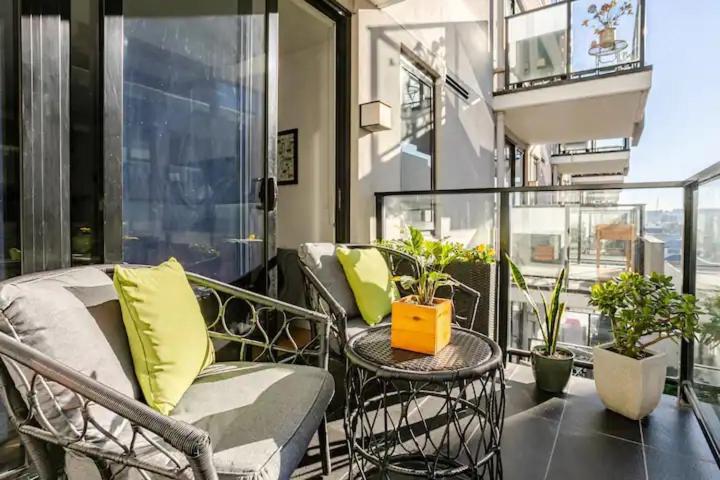 Modern 1bd ; Pool, Gym, Secure Underground Carpark Apartment *