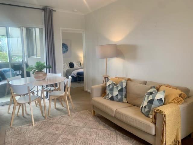 Windsor Prahran Sunny Spacious 1 Bed With Sunroom Apartment