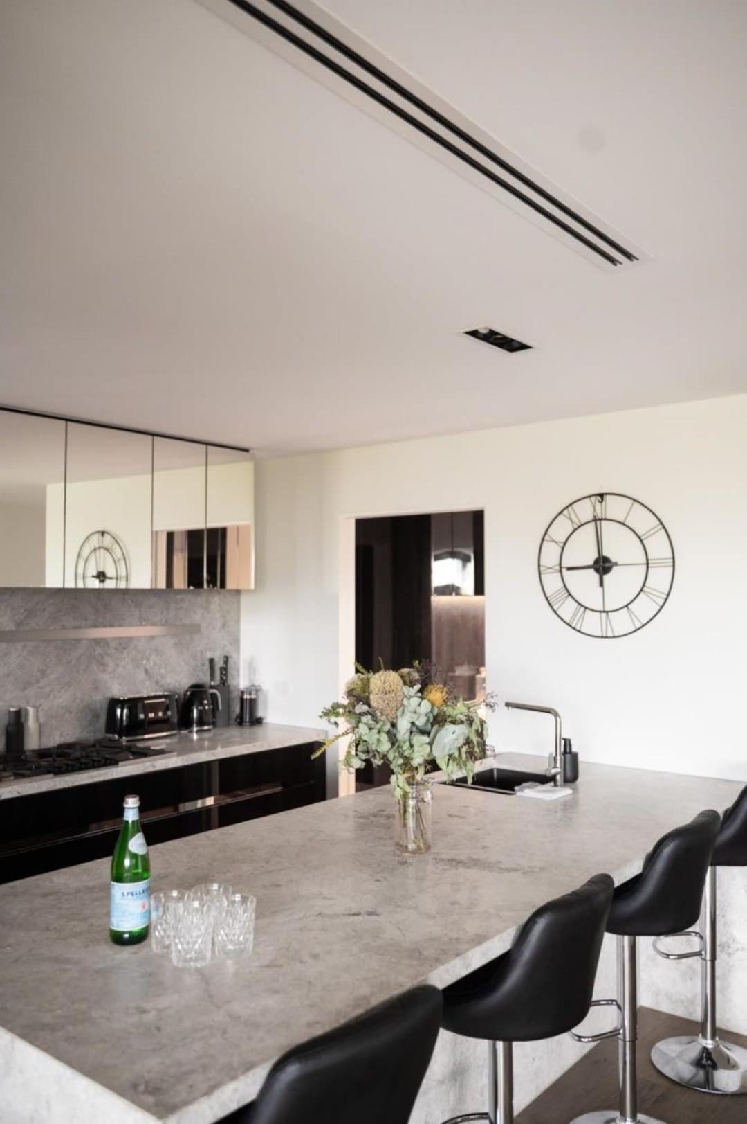 Luxury 4 Bed - Pool And Parking Apartment Melbourne