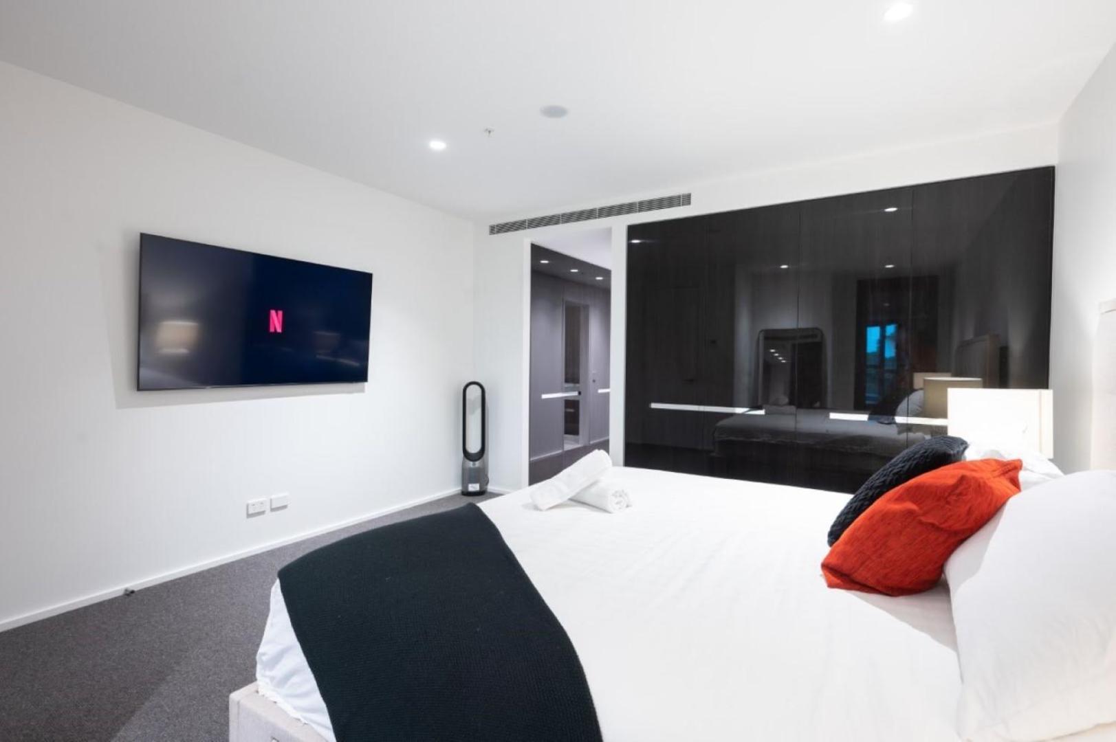 Luxury 4 Bed - Pool And Parking Apartment Melbourne