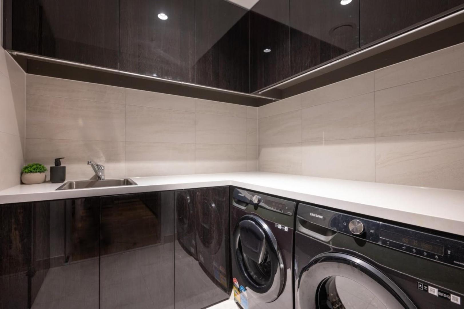 Luxury 4 Bed - Pool And Parking Apartment Melbourne