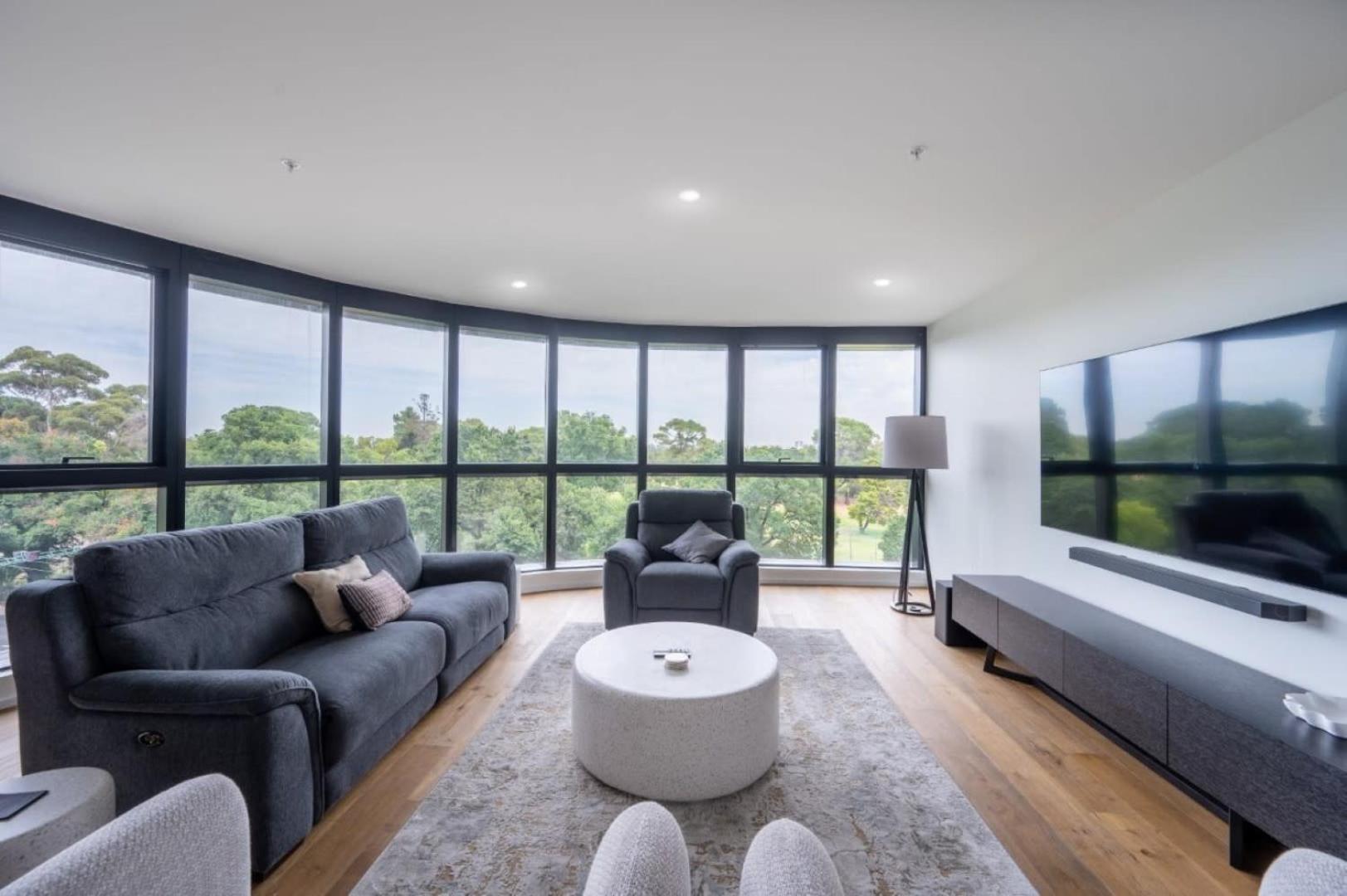 Luxury 4 Bed - Pool And Parking Apartment *