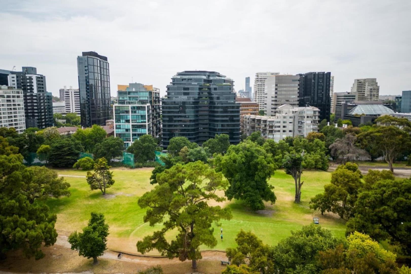Luxury 4 Bed - Pool And Parking Apartment Melbourne