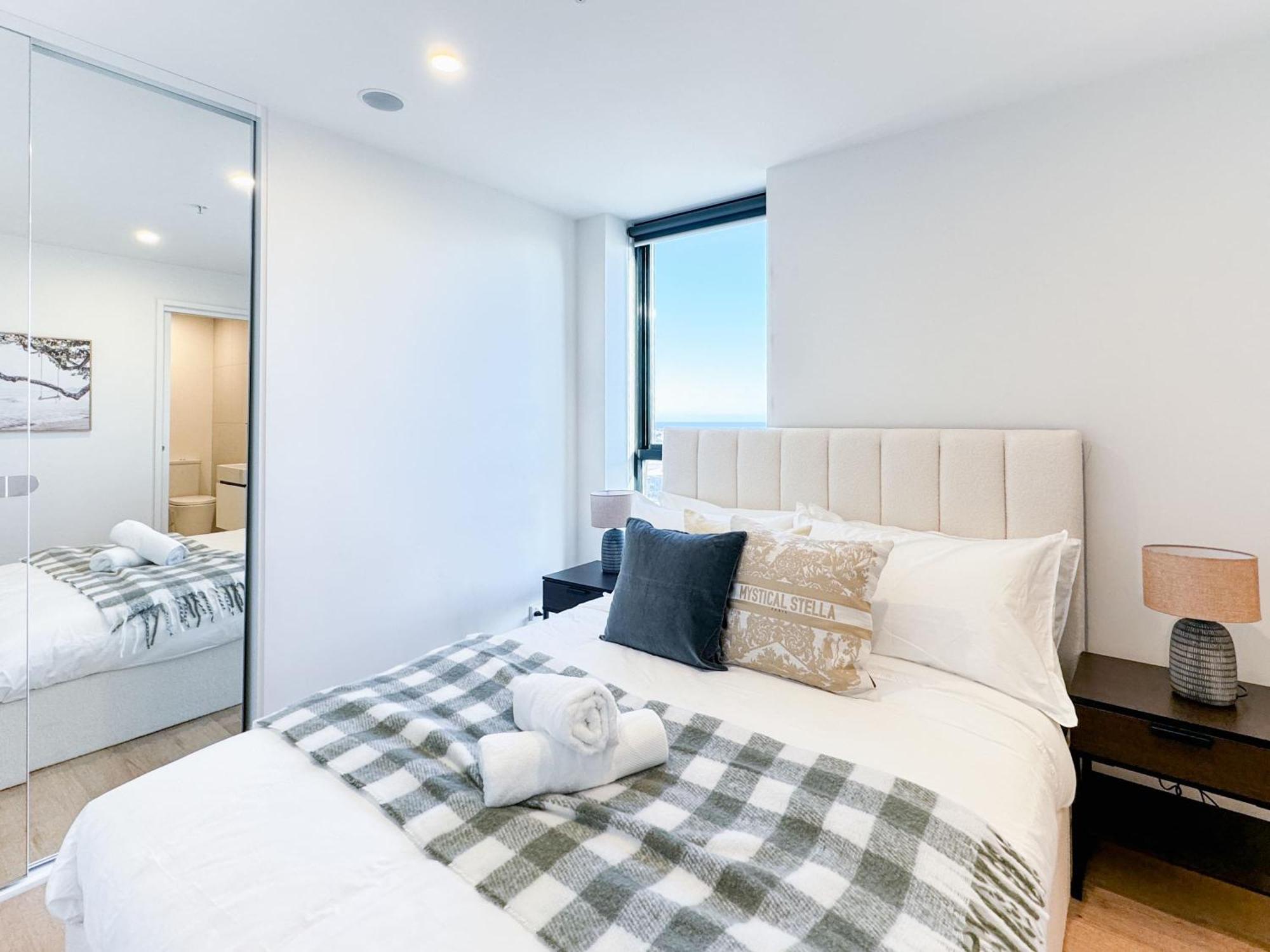 Elegant 2br Skyline Free Parking Apartment *