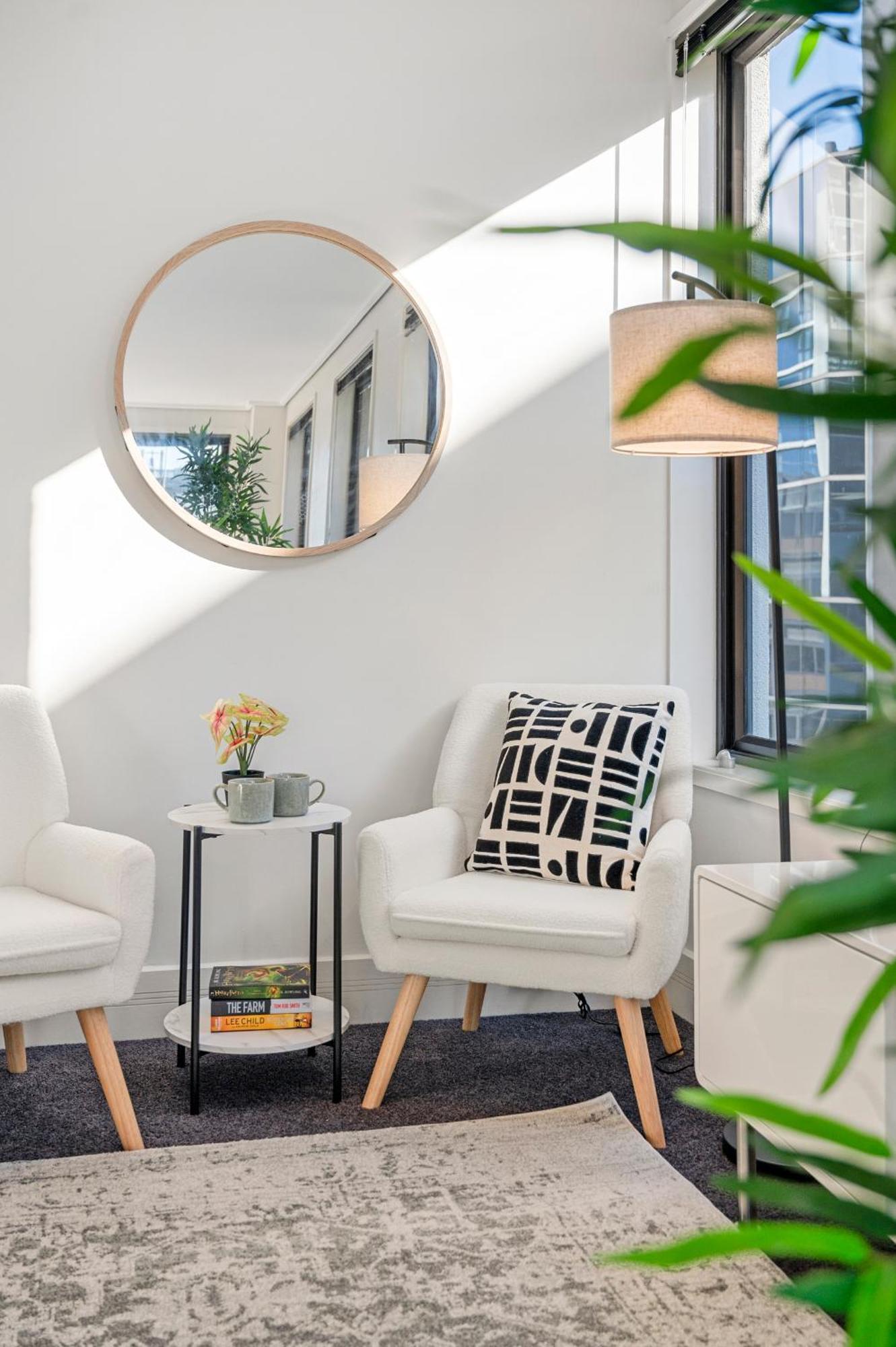 Elegant Emerald 3 Bed At Park With Parking Melbourne