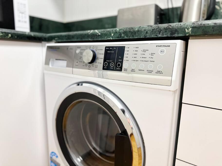 Aspire Cbd One Bedroom With Indoor Pool & Parking Available Apartment Melbourne