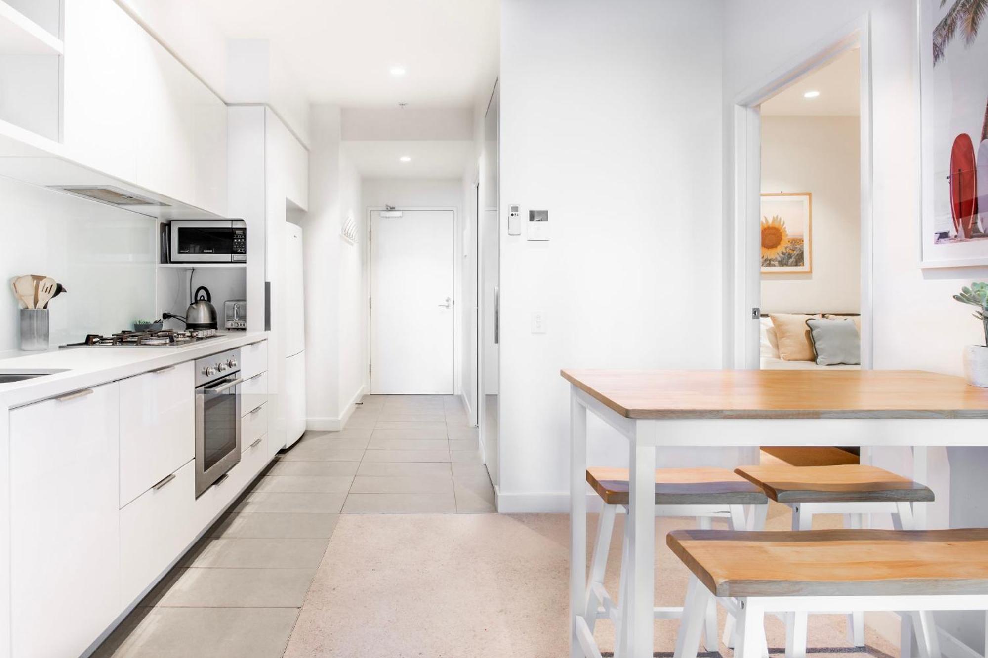 Latrobe St Gem 2-bedroom With Huge Deck & Car Park *