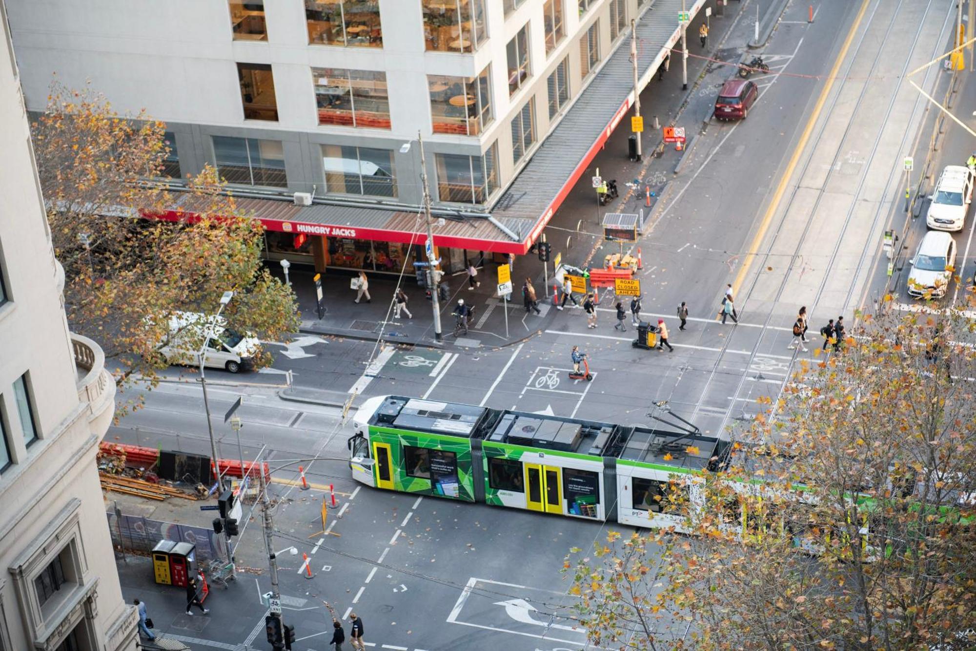 Latrobe St Gem 2-bedroom With Huge Deck & Car Park Apartment