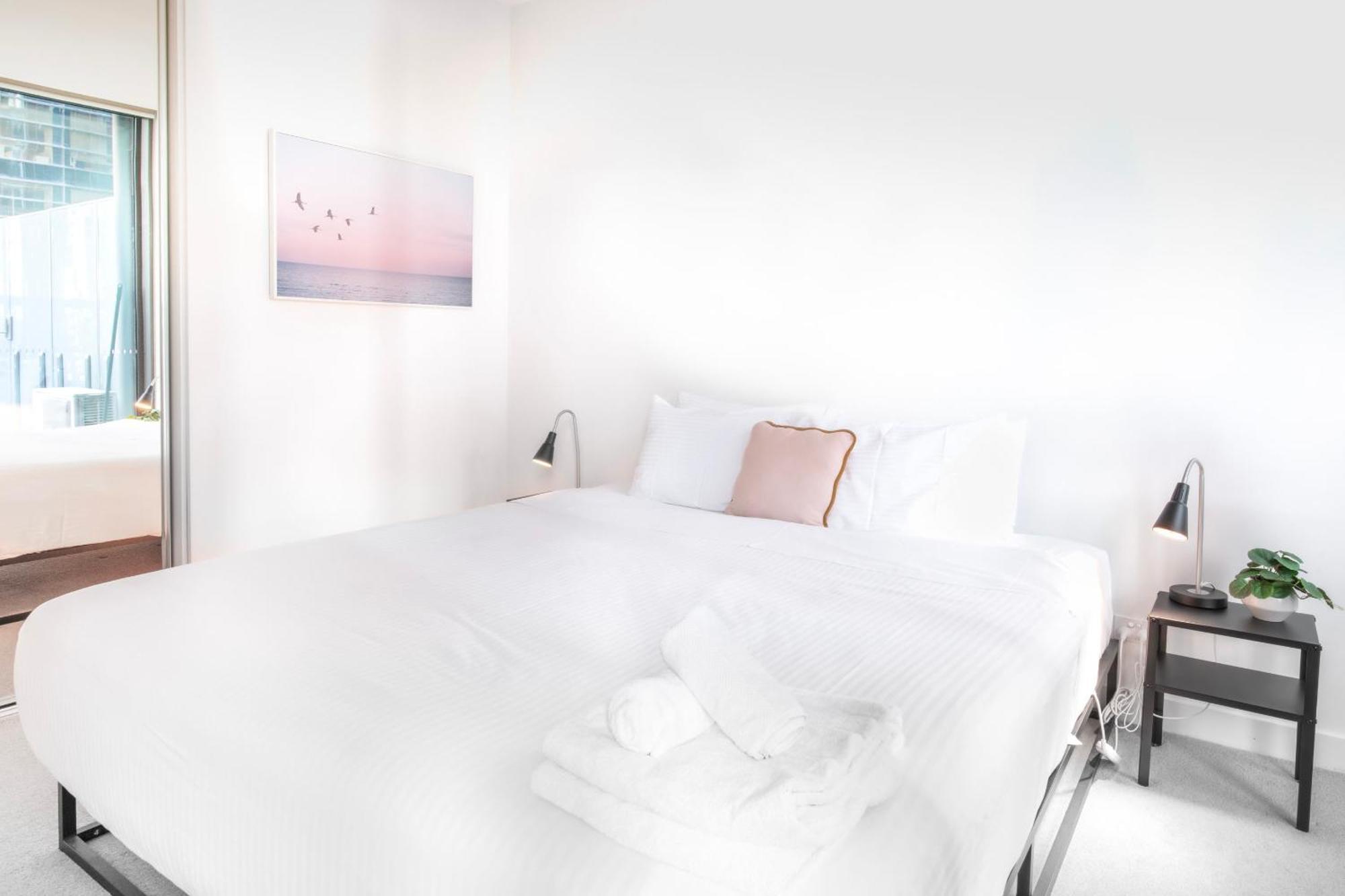 Latrobe St Gem 2-bedroom With Huge Deck & Car Park Apartment *
