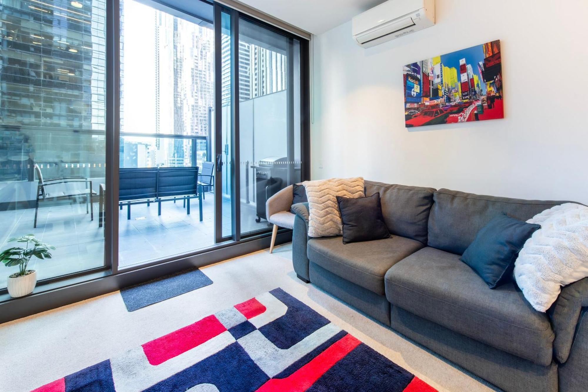 Latrobe St Gem 2-bedroom With Huge Deck & Car Park