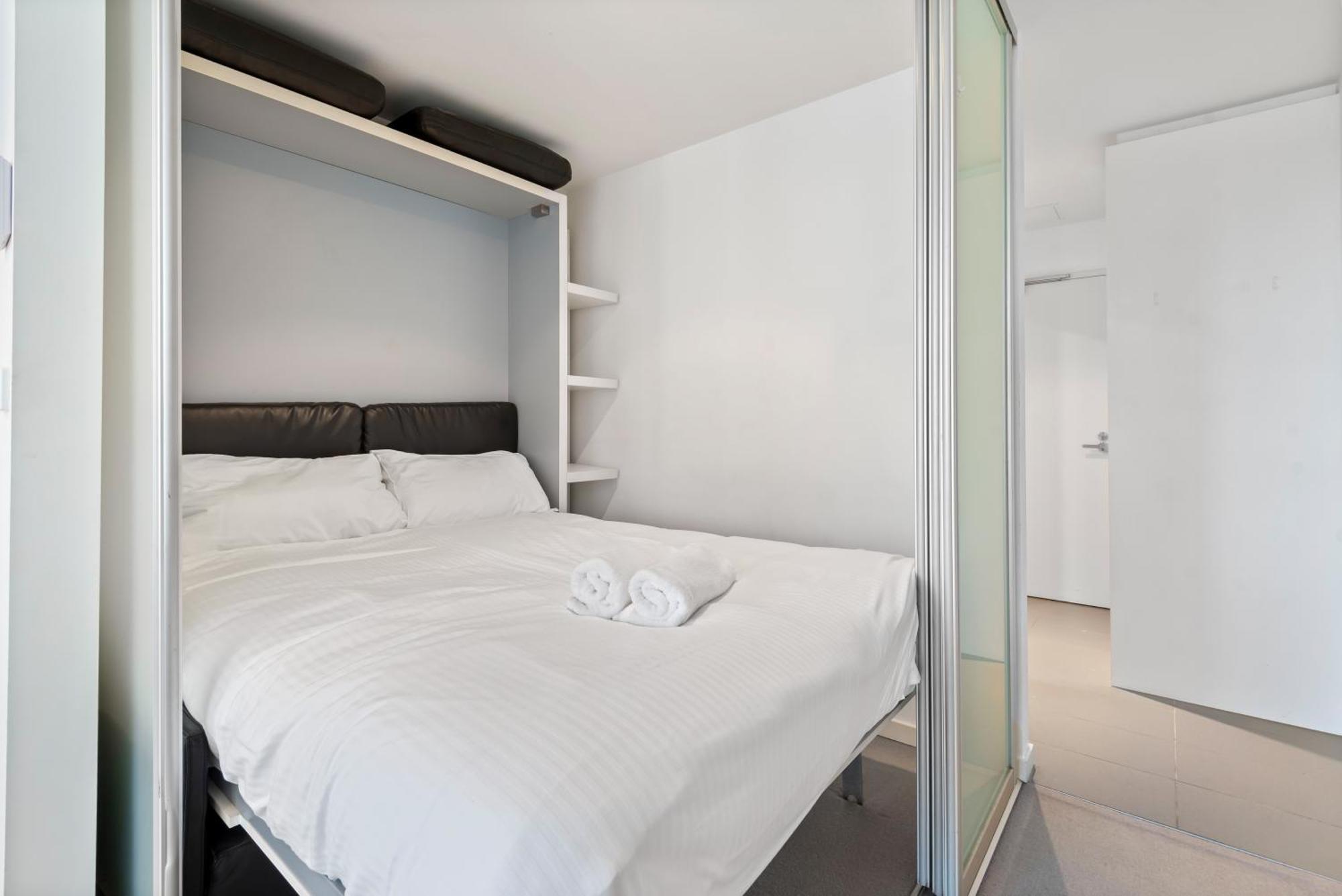 Compact Walk To Victoria Market Apartment