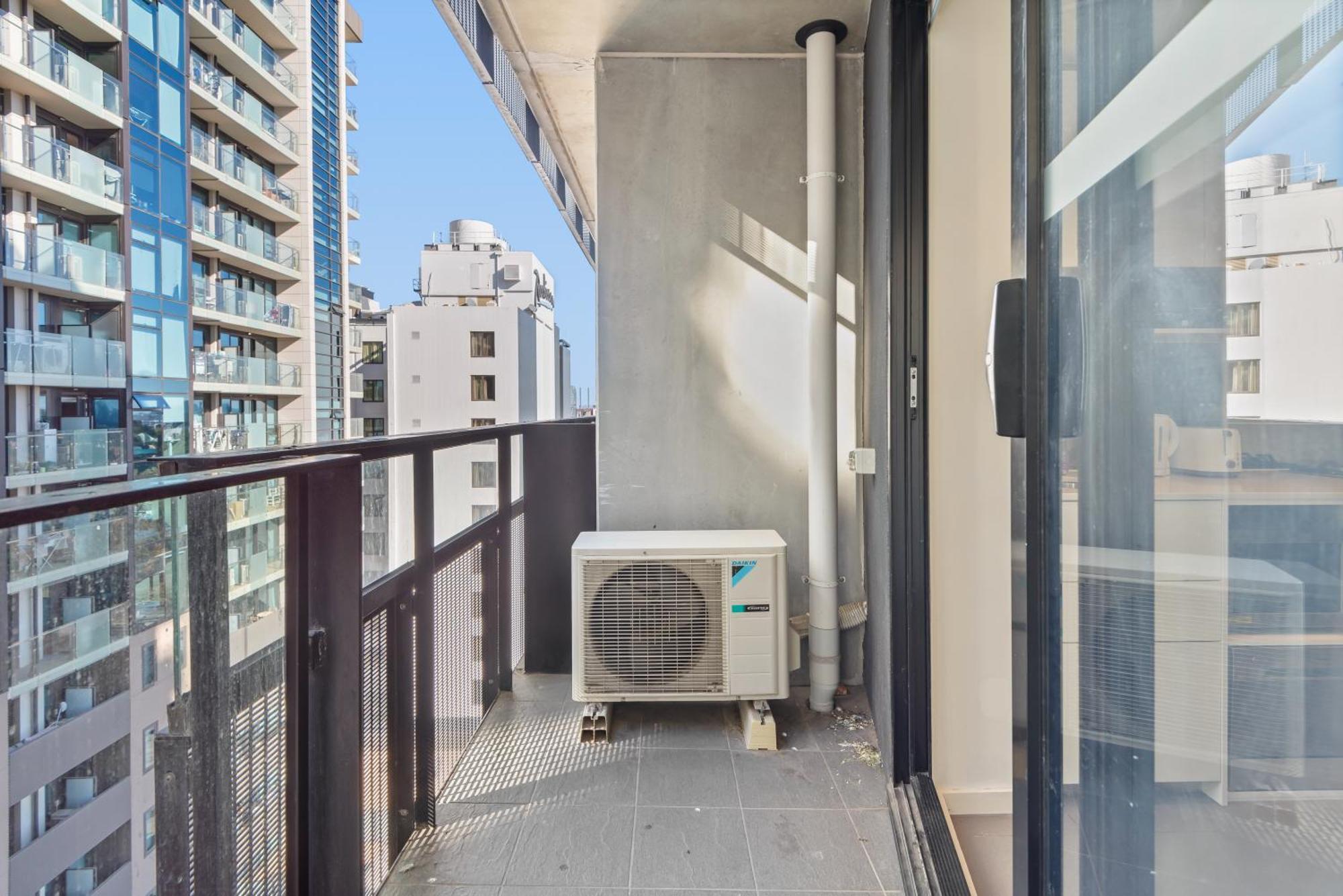 Compact Walk To Victoria Market Apartment