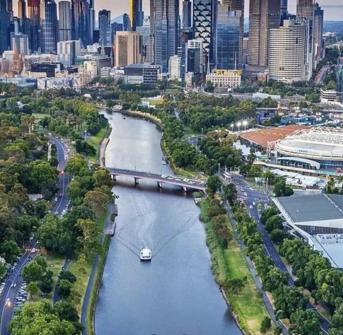 Compact Walk To Victoria Market *