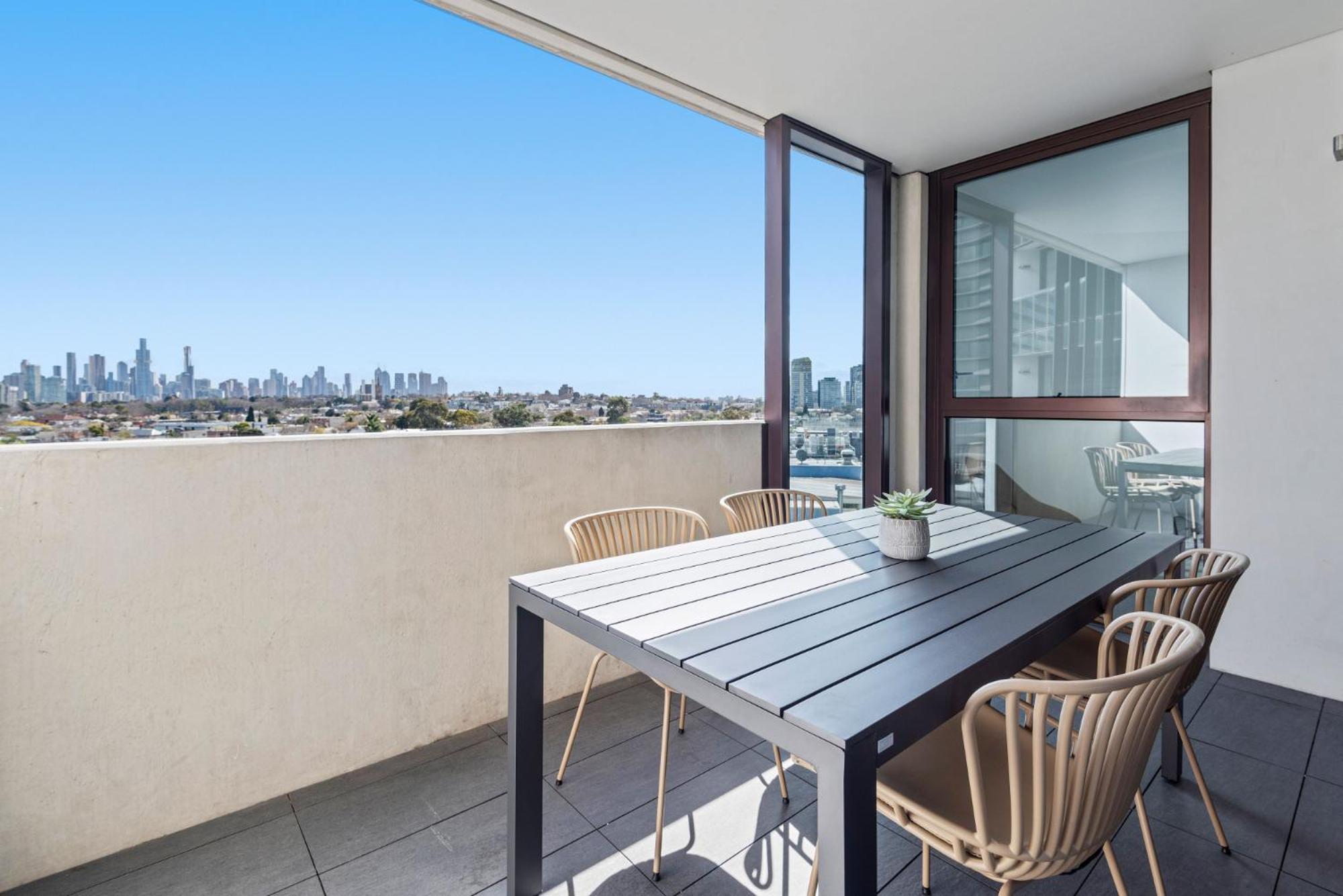 Elegant 2-bed With Expansive Views Apartment *
