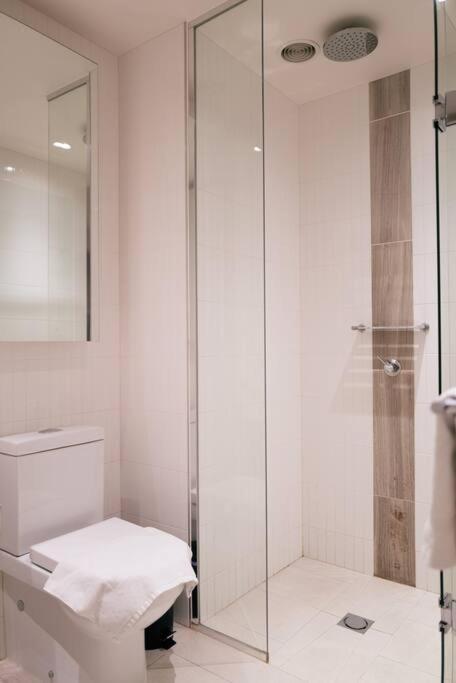 Stylish In Cbd - Pool, & Sauna Apartment