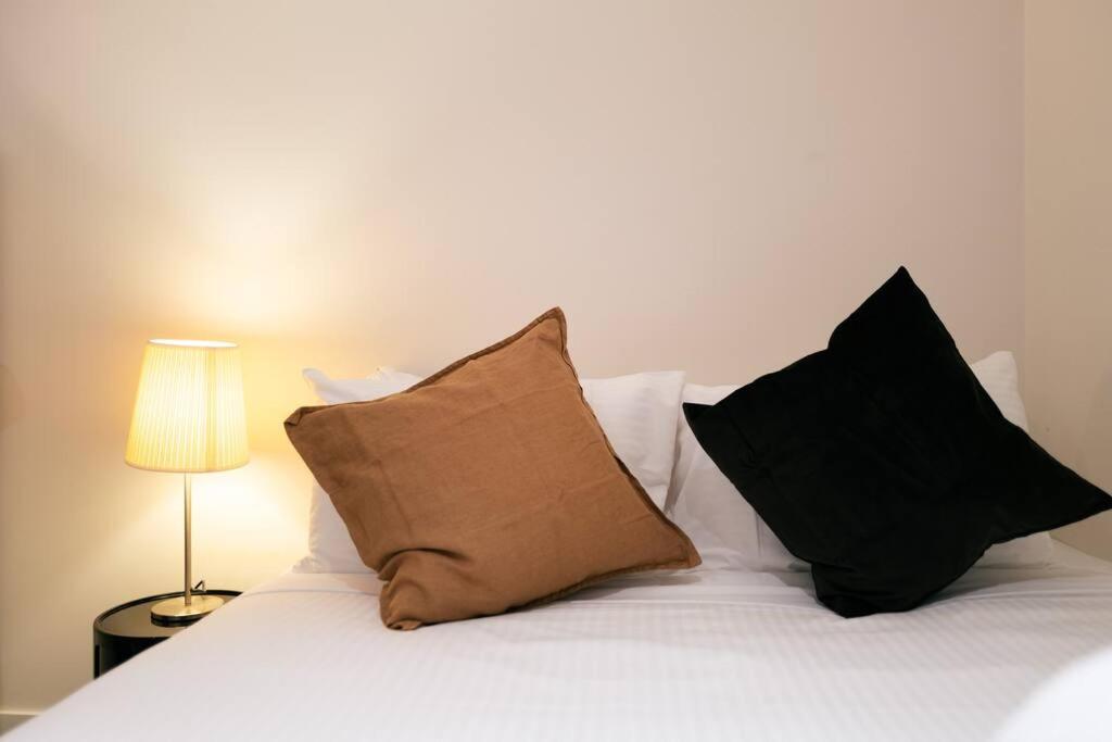 Stylish In Cbd - Pool, & Sauna Apartment