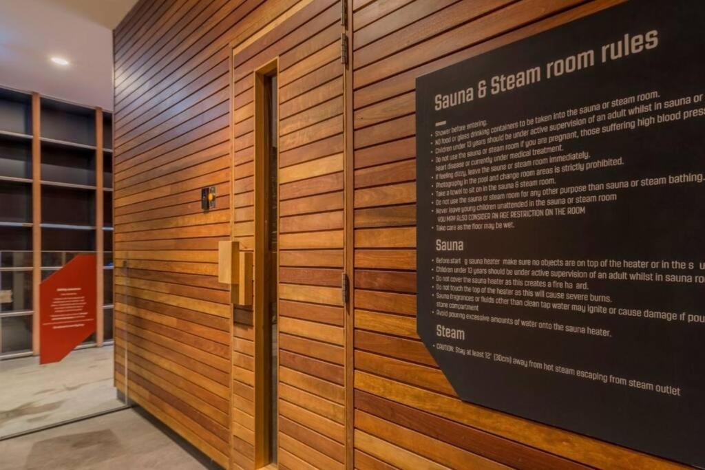 Stylish In Cbd - Pool, & Sauna Apartment *