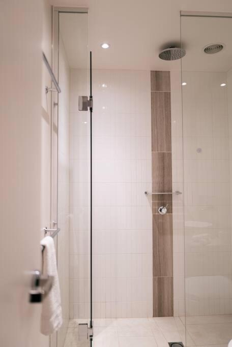 Stylish In Cbd - Pool, & Sauna Apartment