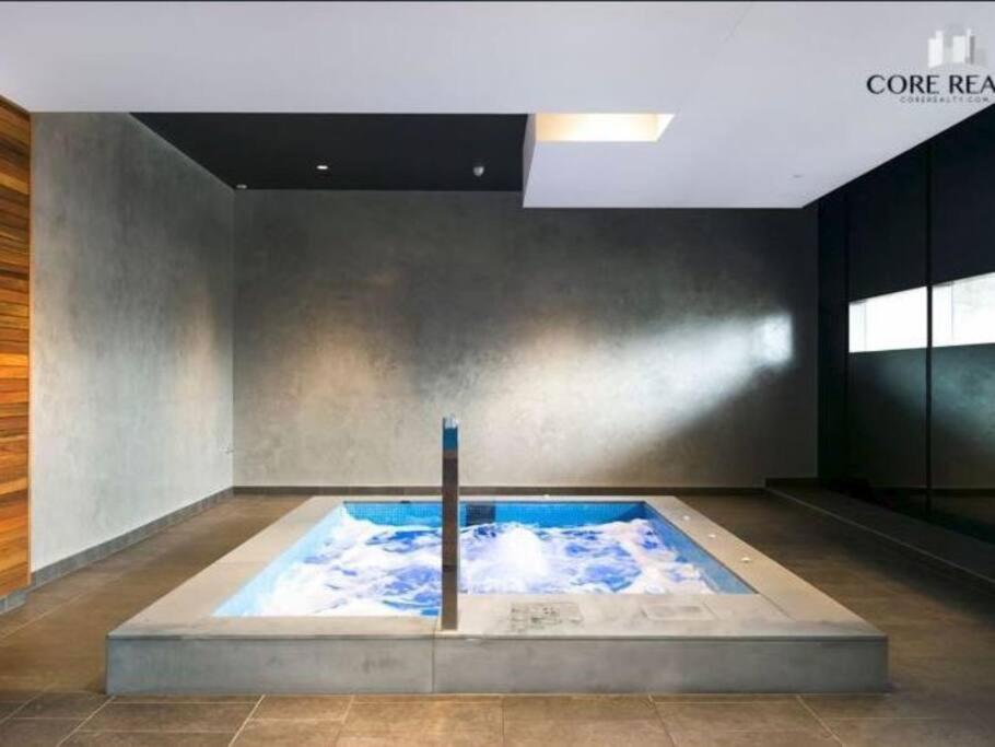Apartment Stylish In Cbd - Pool, & Sauna Melbourne