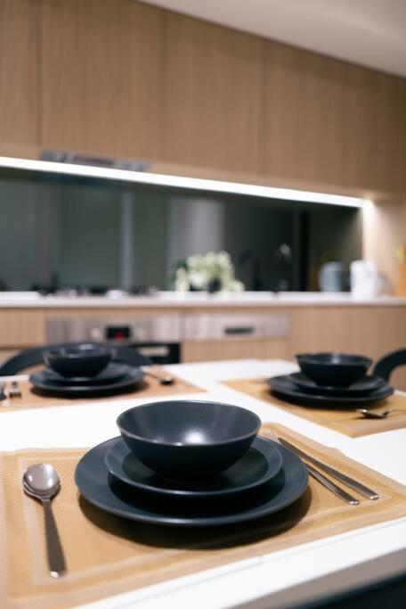 Stylish In Cbd - Pool, & Sauna Melbourne