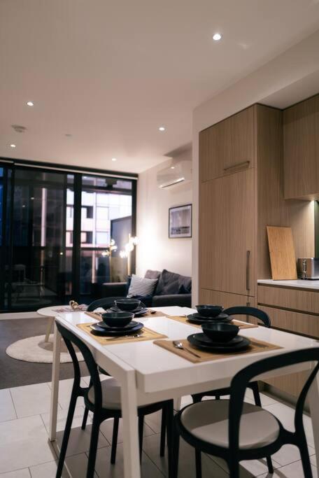 Stylish In Cbd - Pool, & Sauna Apartment