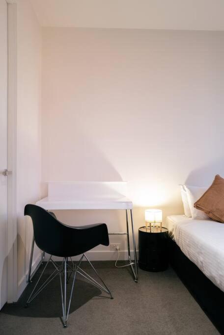 Stylish In Cbd - Pool, & Sauna Apartment Melbourne